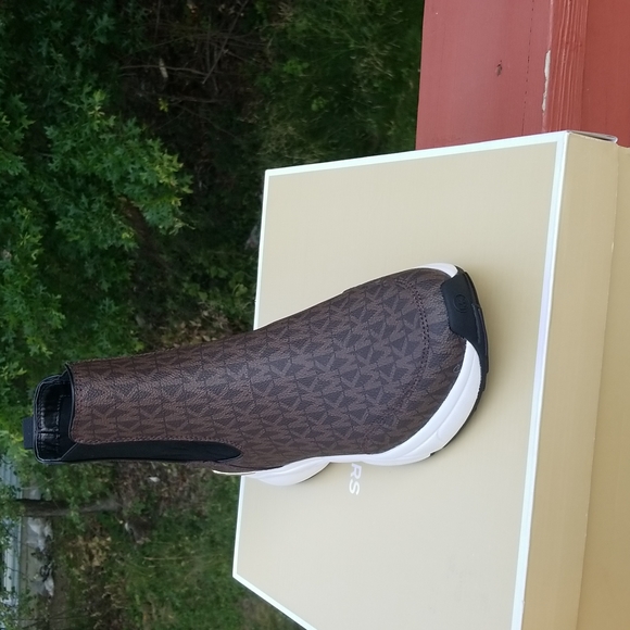 Brand new Michael Kors sneakers in a size 9M - Picture 4 of 4